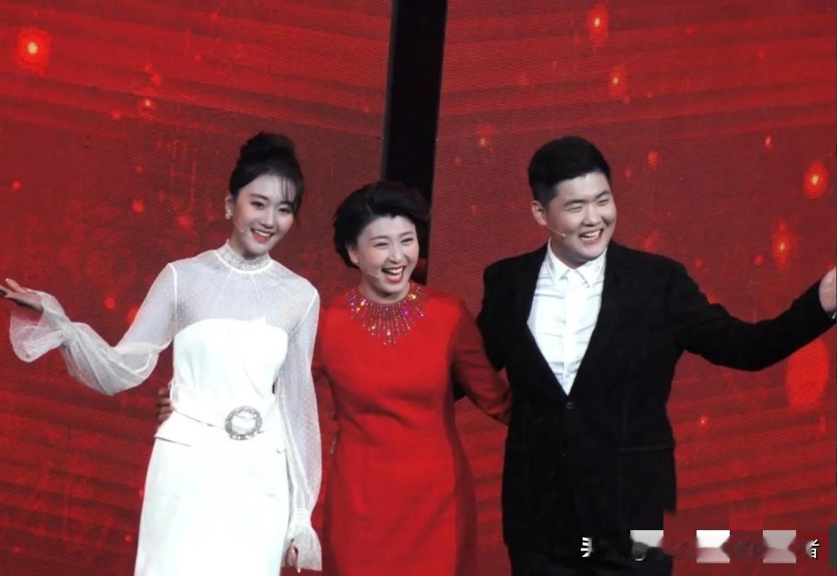 要我说啊，闫学晶这事儿闹的，最倒霉的怕是她儿子！舆论场就像个巨大的探照灯，明