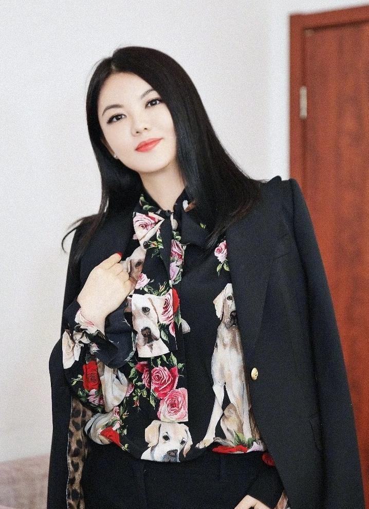 估计李湘现在非常后悔，她千不该万不该，就是不该这些年天天在那晒富，动不动就是