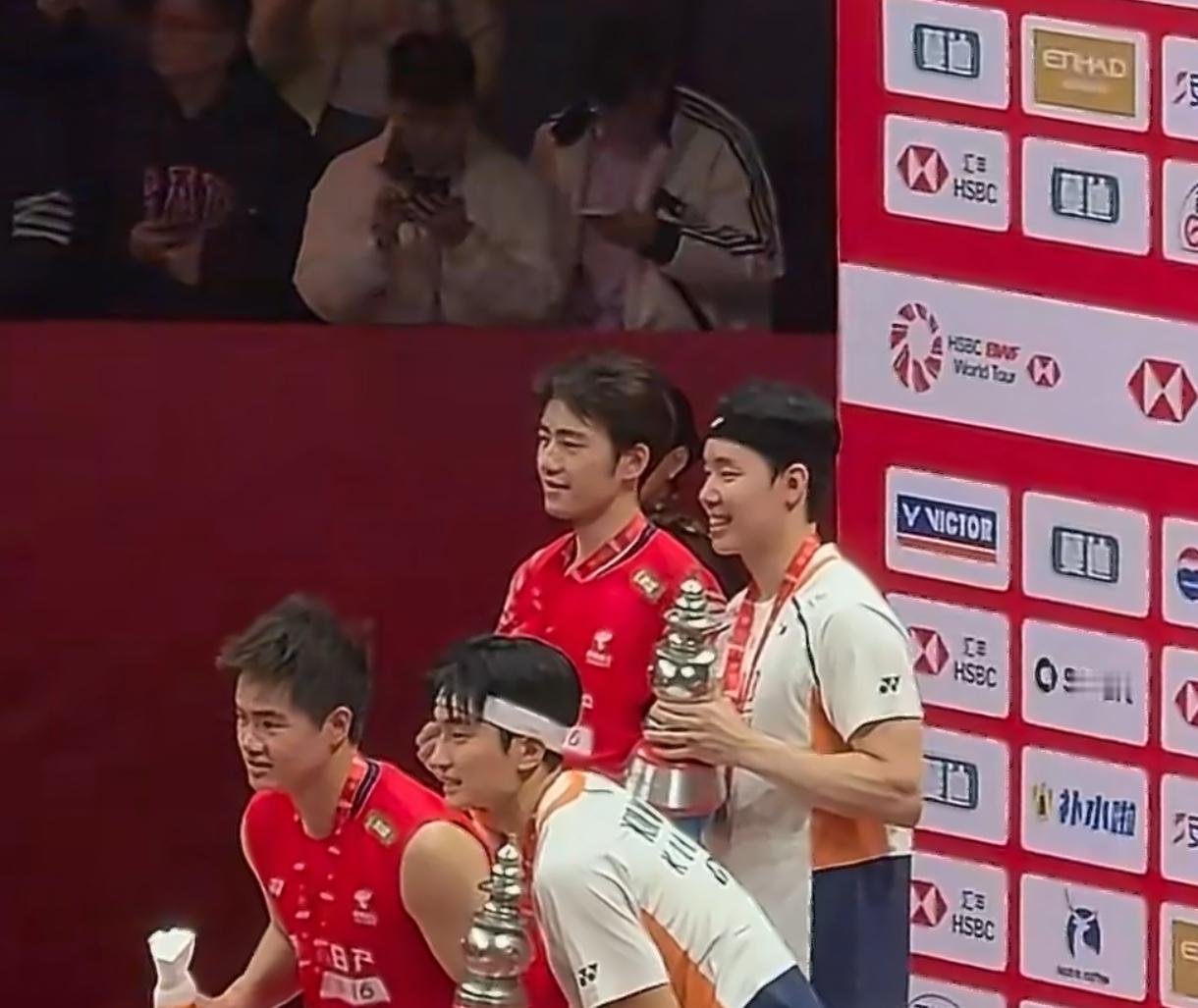 笑不活！梁王组合丢12万奖金头也不回，眼里只有输赢太真实2025年世界羽联