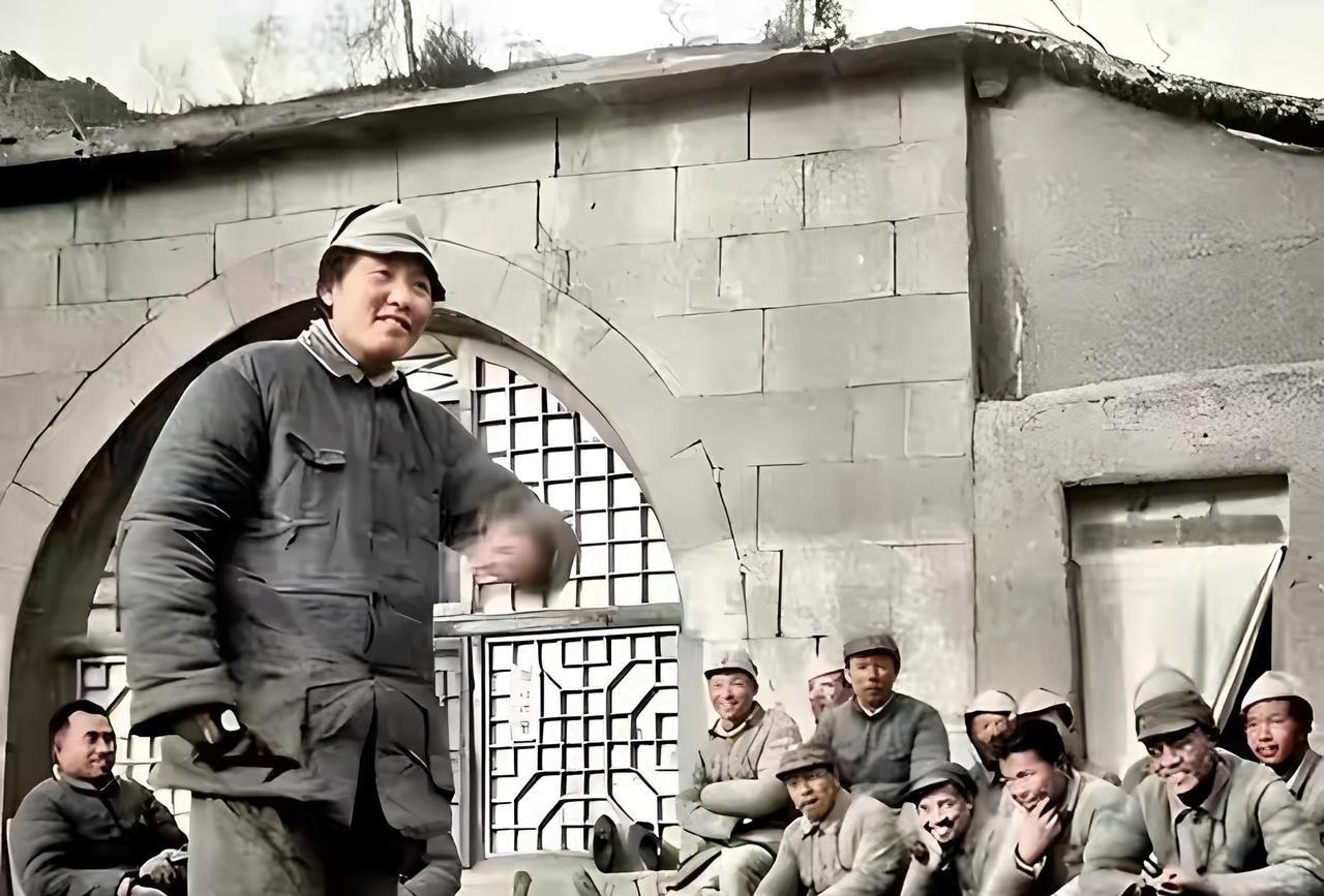 这是1940年延安的冬天，身材高大的毛主席穿着八路军的棉军装，头戴一顶软塌塌的帽