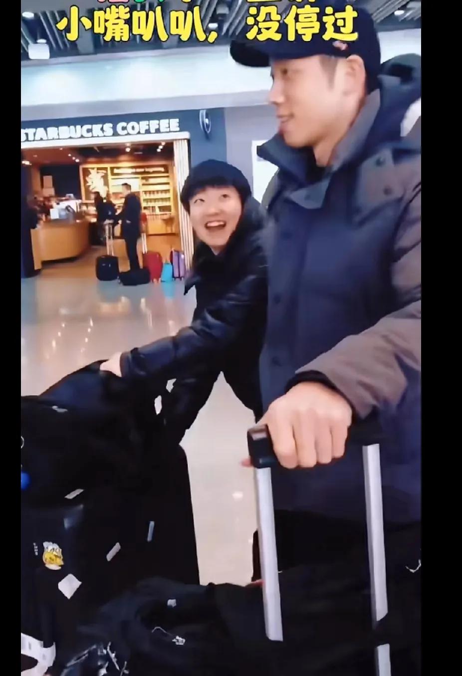 刷到许昕和孙颖莎这对“叔侄”机场同框视频，瞬间被暖到！莎莎弓着身子推推车，仰着小