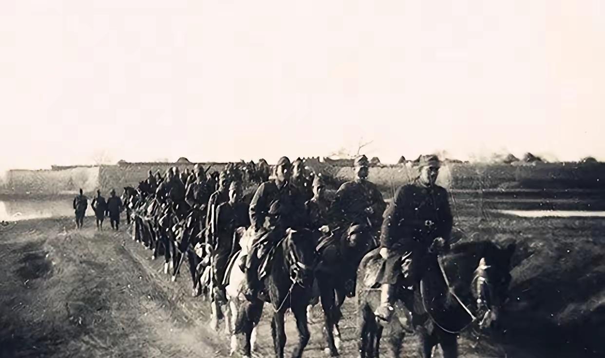 1945年春，一支伪装成国军的日军精锐，在武当山下夜渡汉江，却被一个道士带着农民