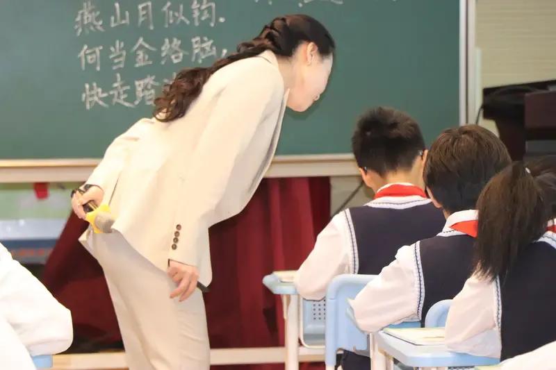 一位乡镇中学老师说，提起职称来，说你不生气那是假话，教龄差不多，但是人家职称高，