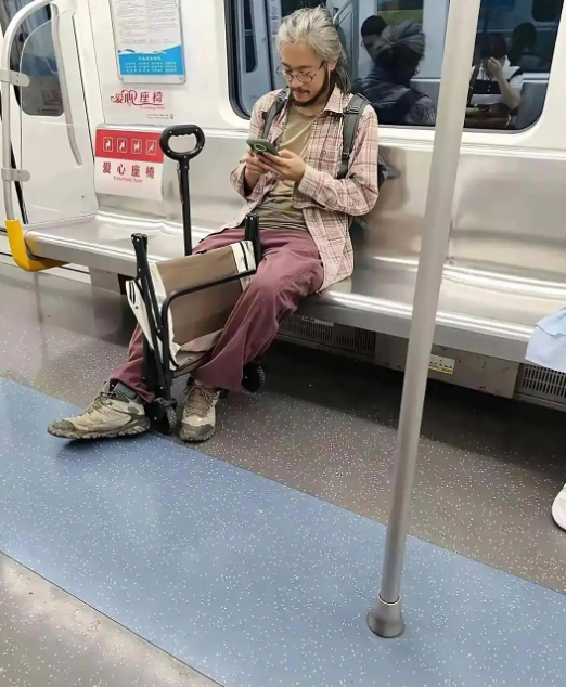 地铁上的一幕惊呆了，他是怎么做到又老又年轻的？