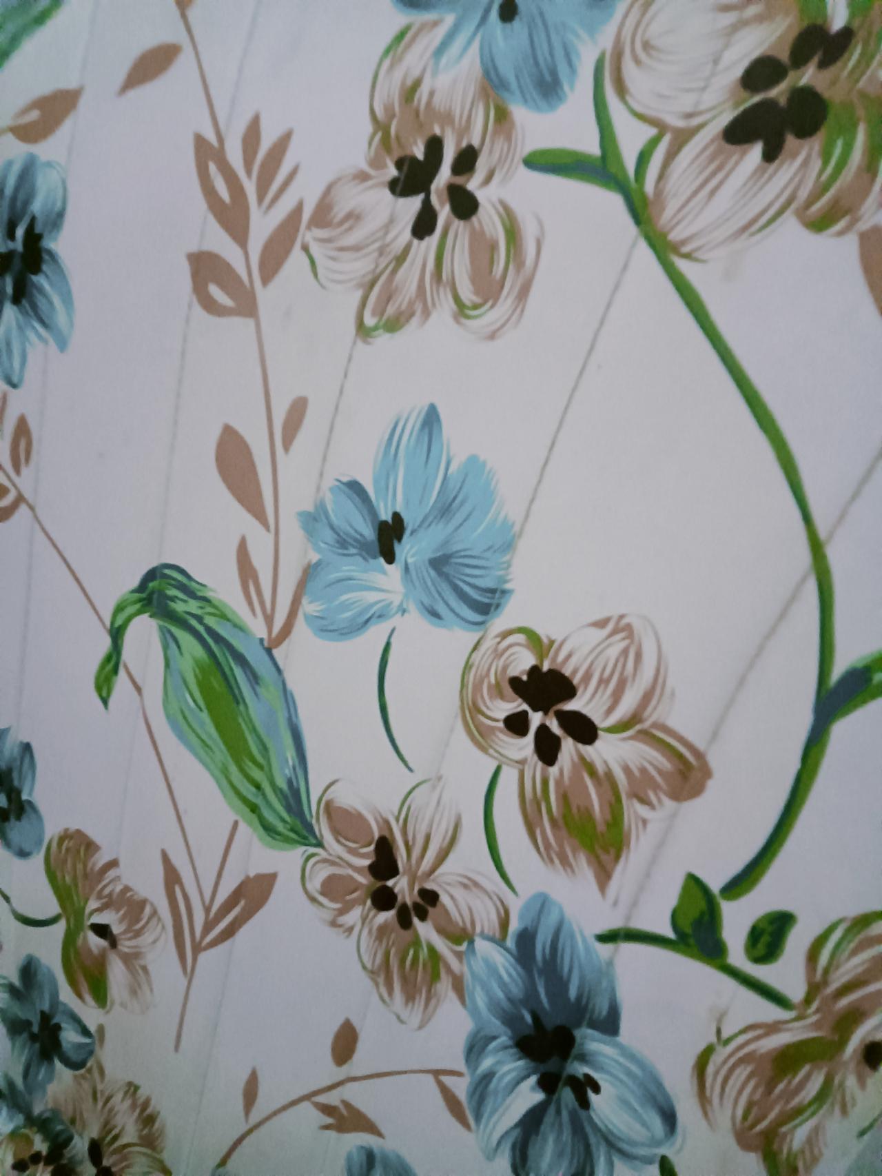 手绘风花卉壁纸，解锁家居氛围感新姿势浅白底色上的手绘花卉壁纸也太戳心了！青