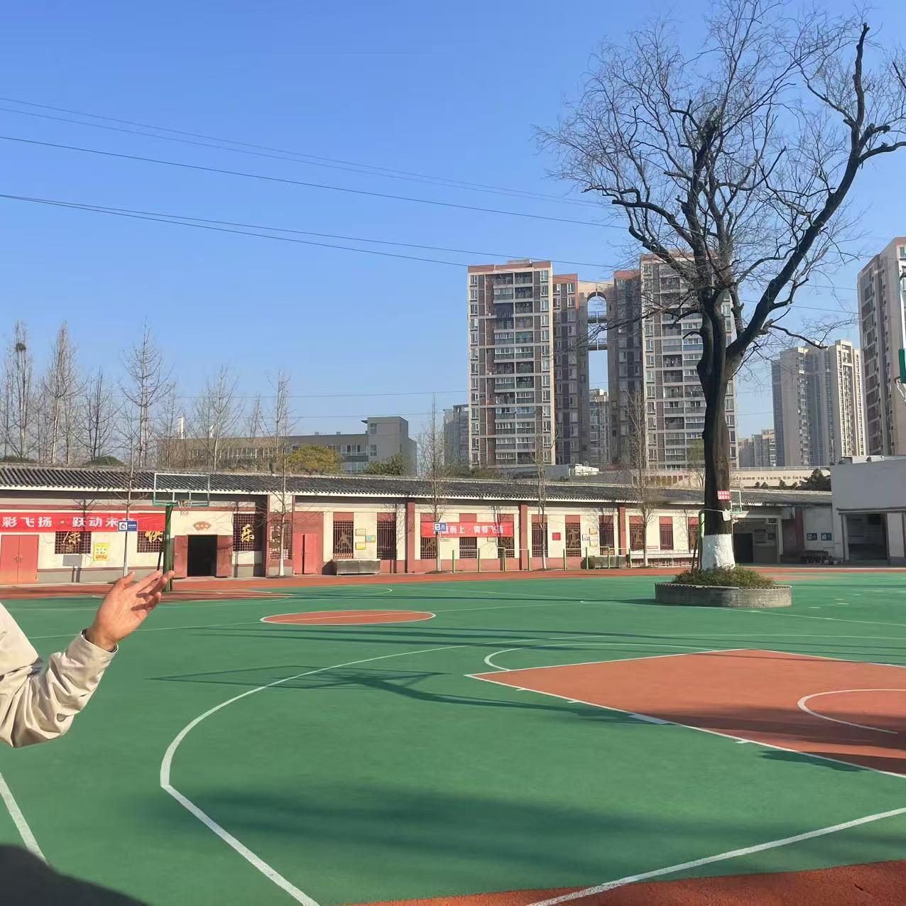 学校里的老李老师，经常给同事们说他的选择是正确的，当年儿子高中毕业，他让儿子报考