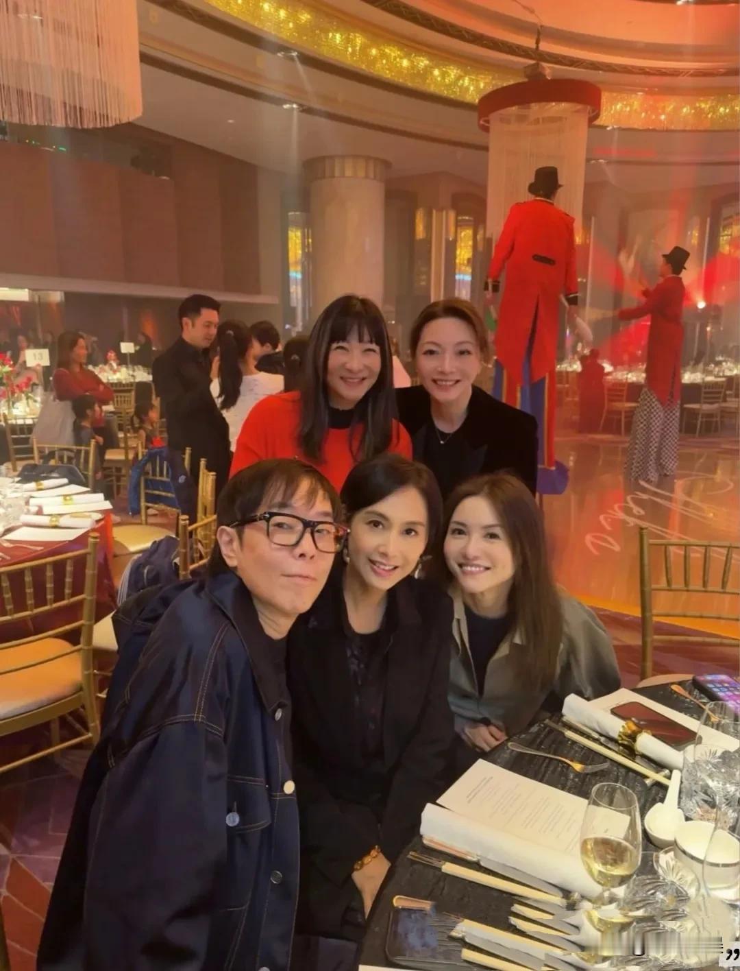 朱茵和黄贯中夫妻俩，节日与友人一起聚餐。54岁的朱茵，小脸紧致，杏目高鼻，身材纤