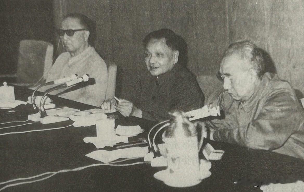 1978年底，聂荣臻（左一）、徐向前（右一）等参加军委座谈会，并作了重要讲话。徐