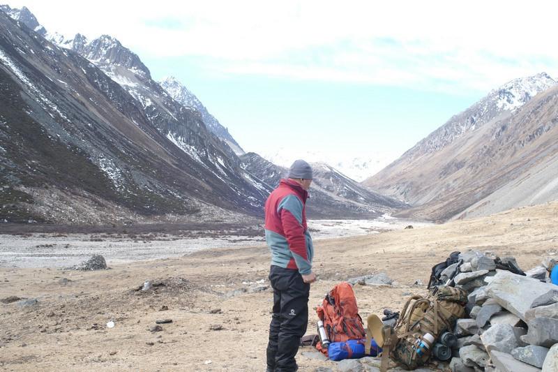 雪山悲歌：23岁小伙徒步海子山殒命，高原美景背后的致命温柔一、蓝天下的告别：一