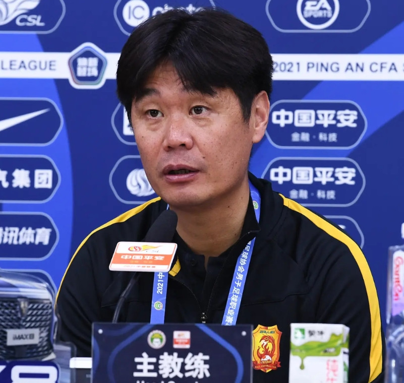 李霄鹏职业生涯赚了多少钱？球员时期；第一份，5年50万元，山东鲁能；第