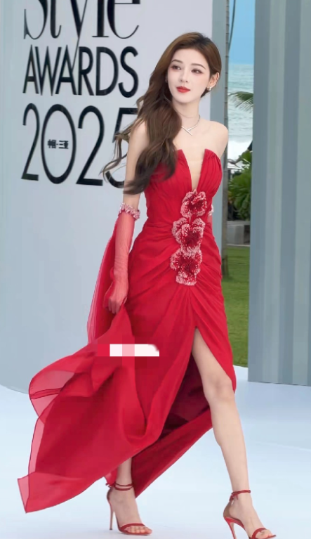 谁懂啊张予曦太惊艳了！绝美啊啊啊啊啊啊，细高跟驾驭能力者张予曦，台步总是稳稳的！