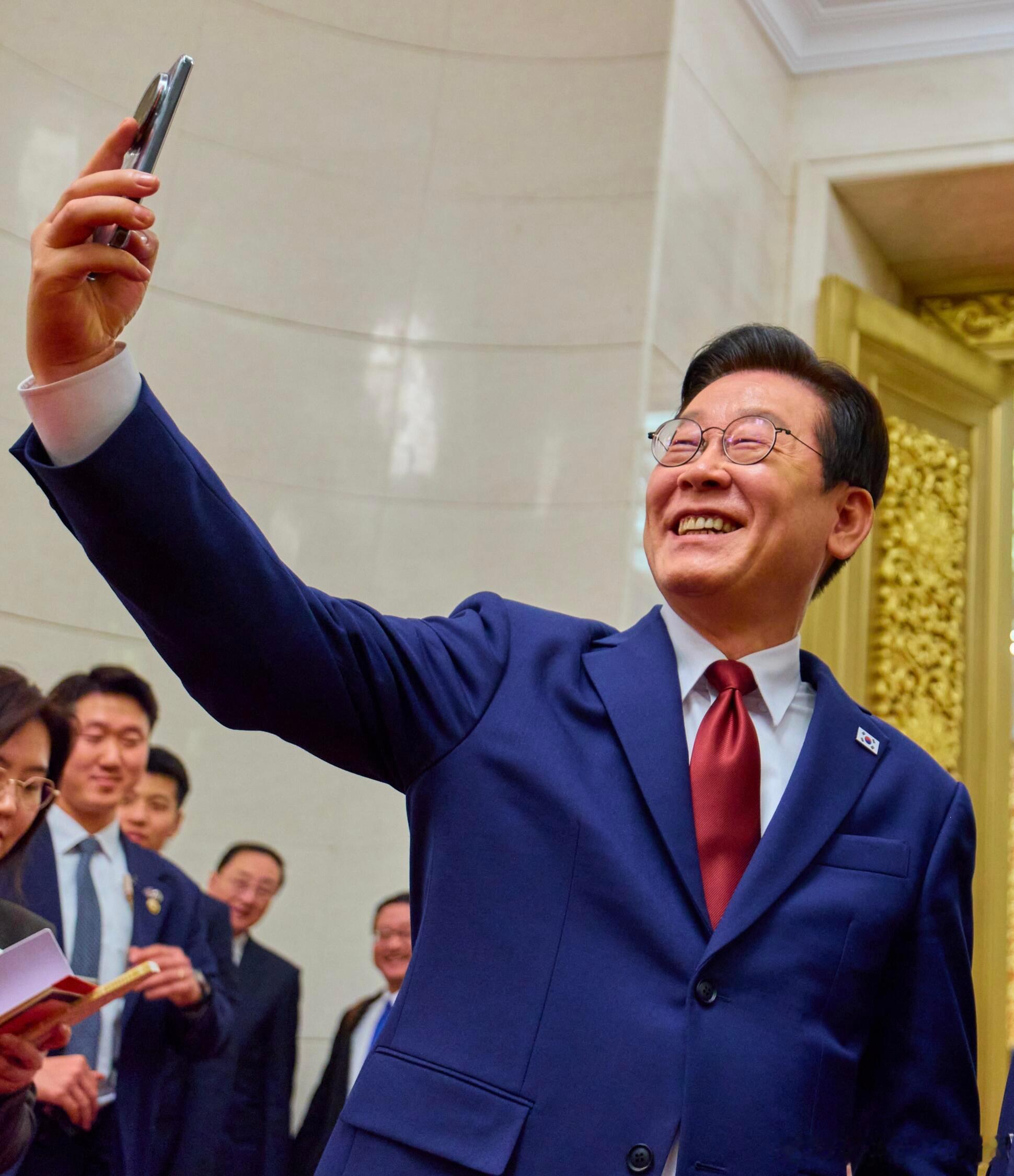 小米称永不与大熊合作李在明在人民大会堂拍照，用上了小米15Ultra。小米称永