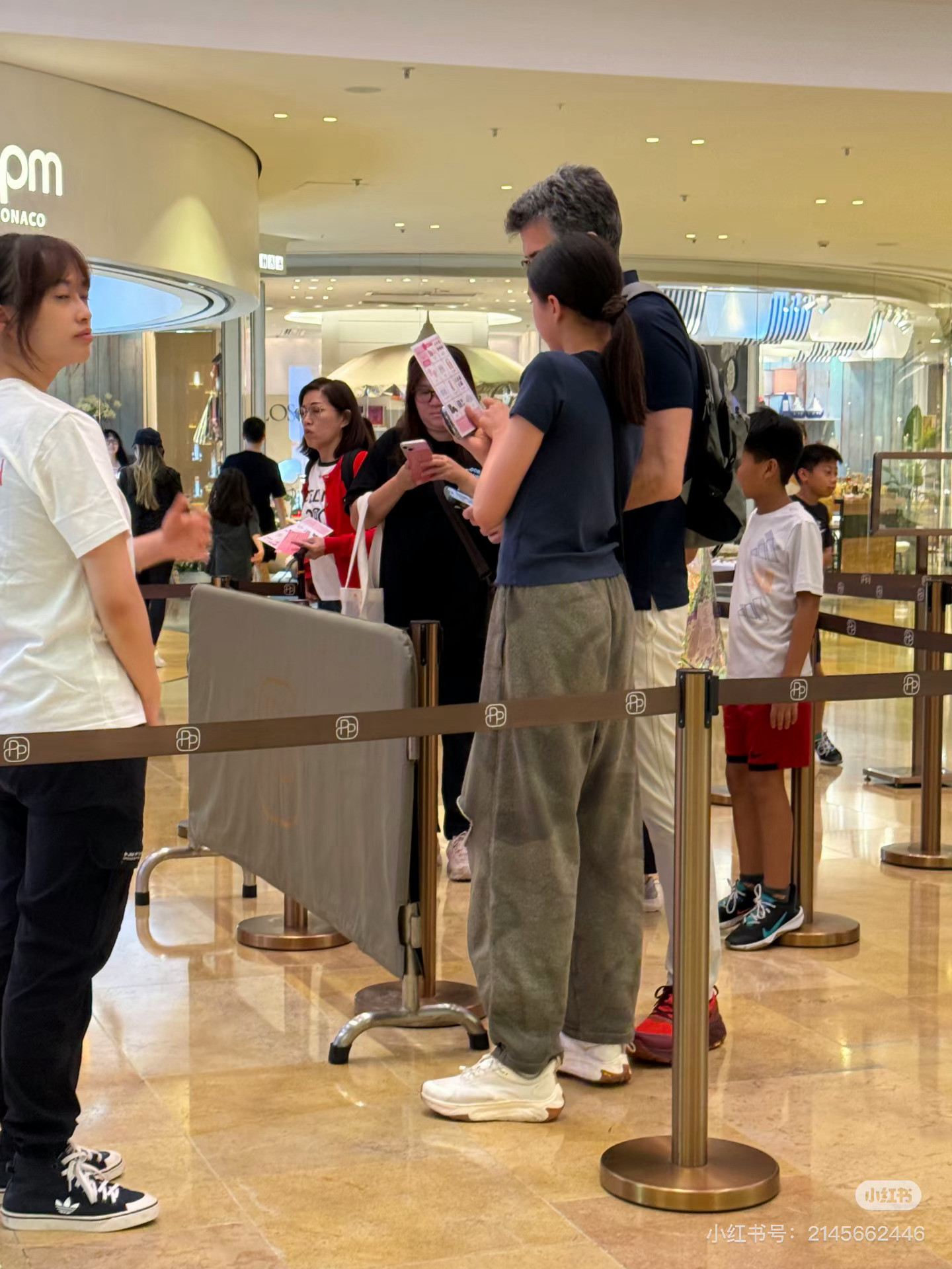 梁咏琪11岁女儿的身高梁咏琪女儿身高和父亲就差半个头梁咏琪女儿身高好高，梁咏琪女