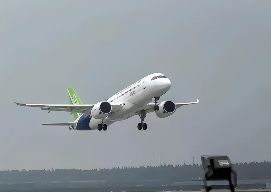 以牙还牙！欧美故意不给中国C919发适航证，就是想卡住国产大飞机的脖子。我们也