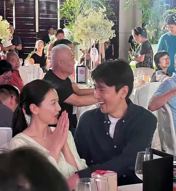 女神高圆圆与赵又廷出席朋友的婚礼，一对璧人眸若深潭，喜笑颜开，全程撒着狗粮，甜蜜