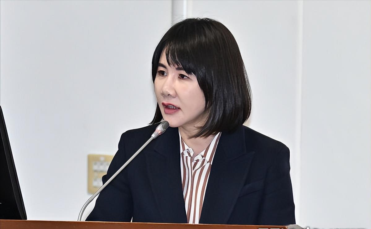 蓝营爆内讧！谢衣凤拒接国民党副秘书长：绝不拿官位换退选国民党副秘书长李哲华今天