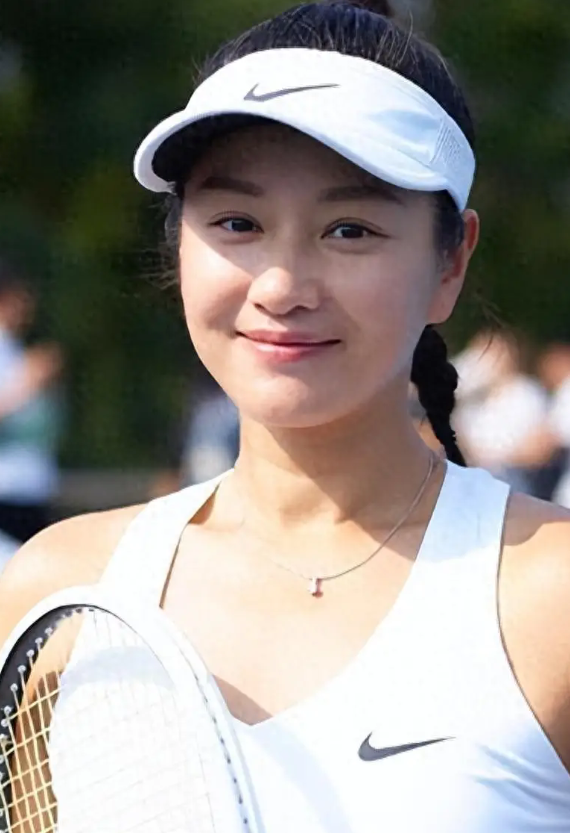 1998年瞿颖拿出10万元在常德给哥哥买下三居室婚房同一年，她在北京接广告、