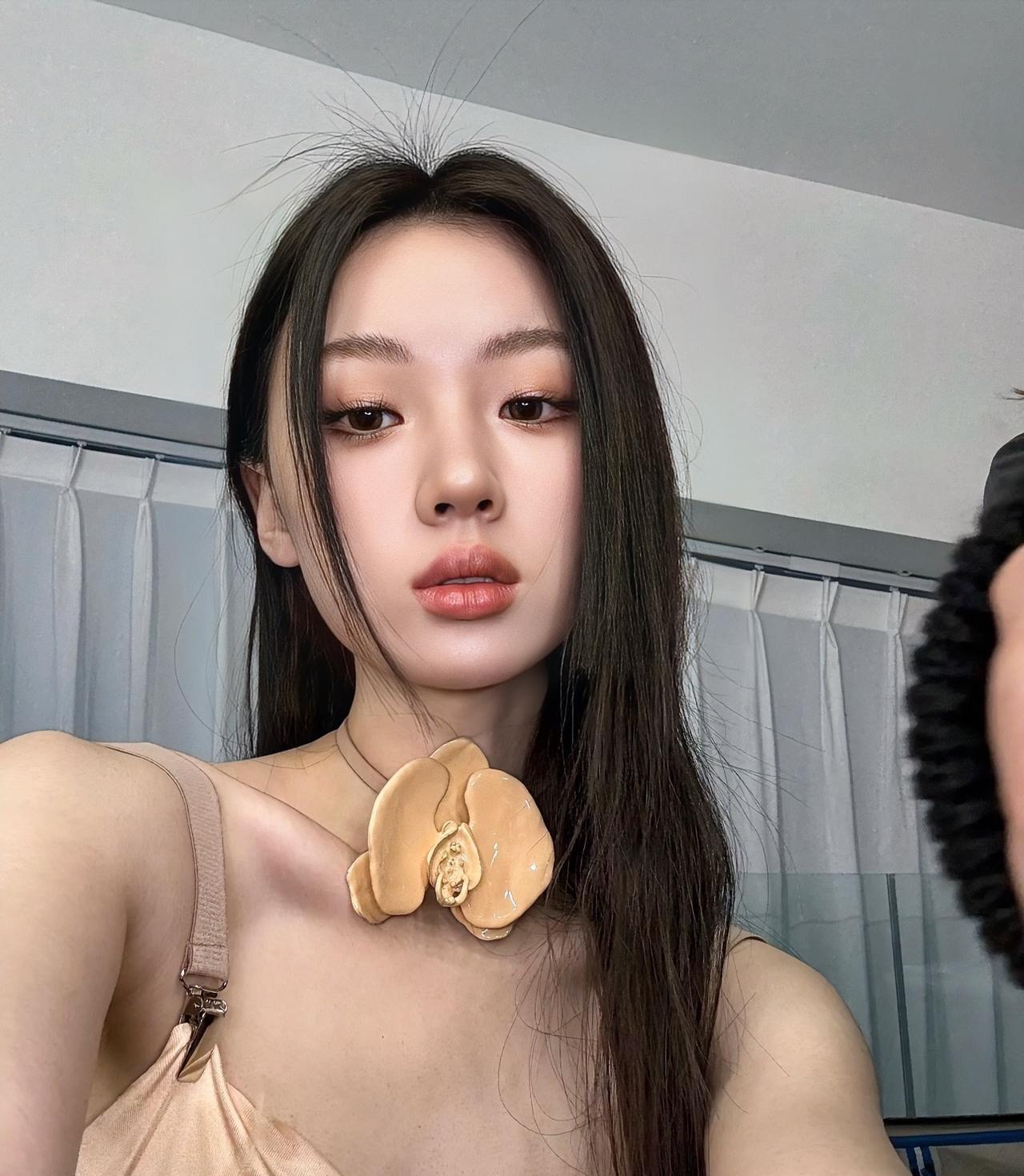 我有一种预感，如果单依纯一直跟着常石磊，音乐之路很有可能会下滑，她现在像是身