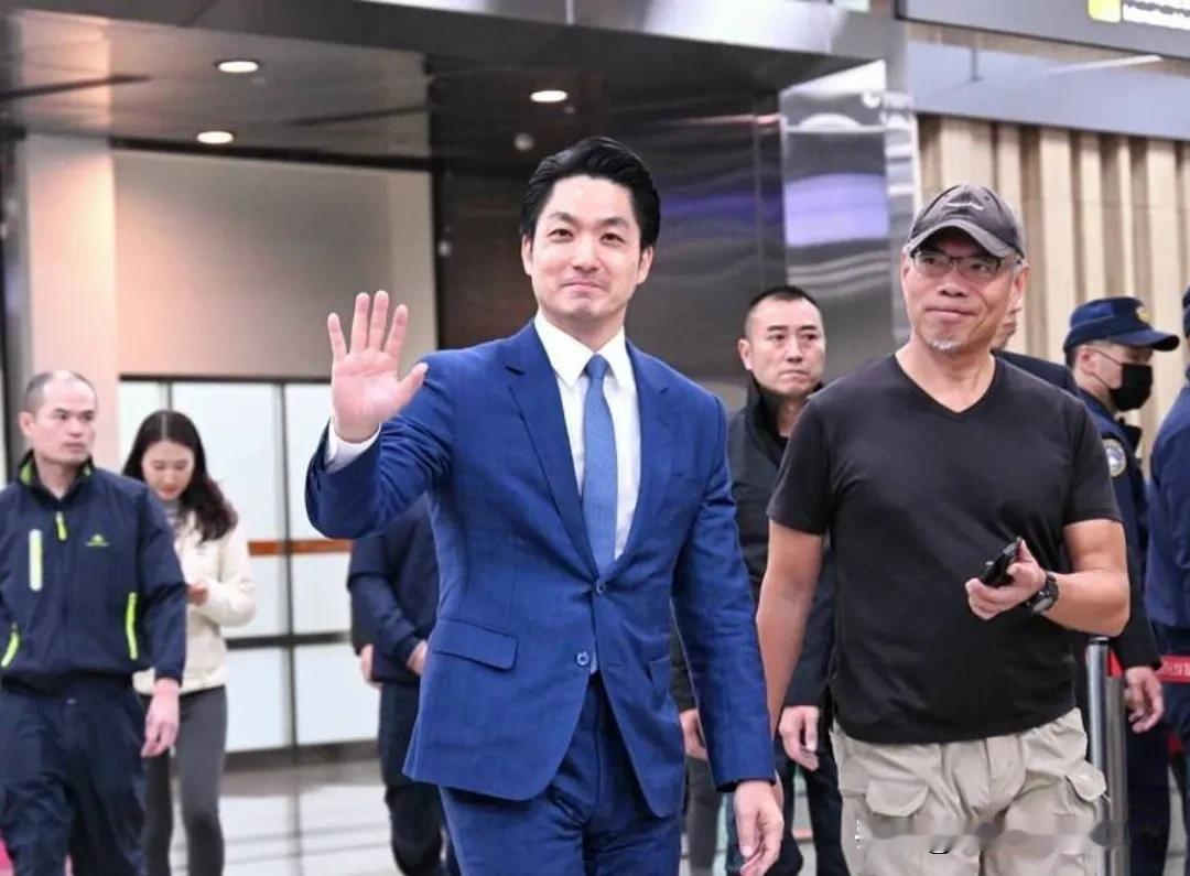 蒋万安落地台北，只甩出“顺利，辛苦了”五个字就匆匆离场，沉稳又干练，47岁的他是