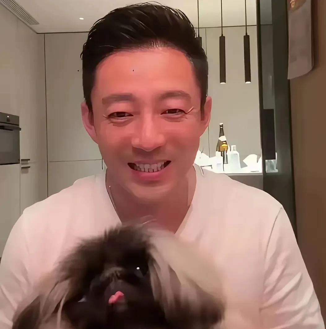 小玥儿和箖箖退烧了，能和筱梅阿姨出门溜达了。小孩子不装病，好一点儿就不影响他们
