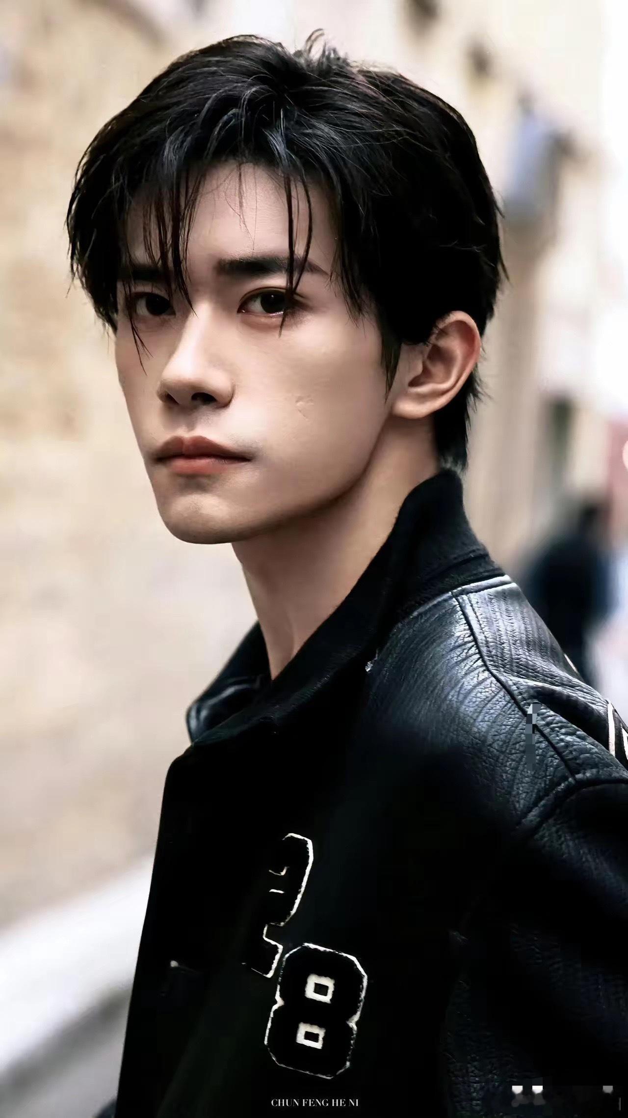 一觉醒来，喜欢和不喜欢易烊千玺的人都沉默了不是因为他出了啥问题，而是央视对央视对