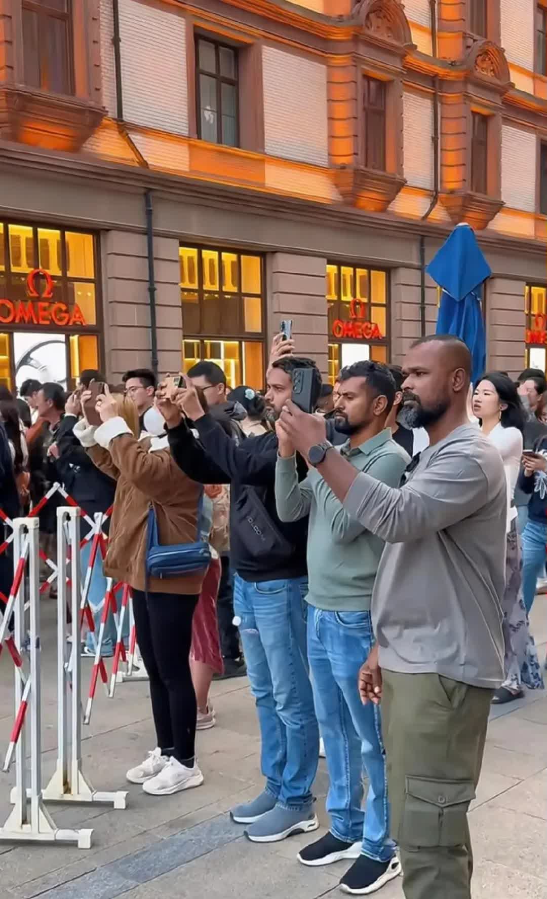 印度媒体天天吹嘘比中国强，结果旅游团落地上海秒变沉默表情包，这瓜到底多离谱？