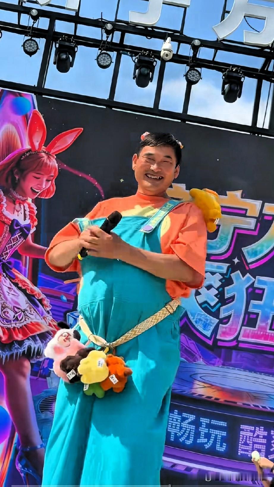 “大衣哥”朱之文来到山东济宁参加“济宁方特冰爽狂欢节”，大衣哥上身穿一件桔色短袖