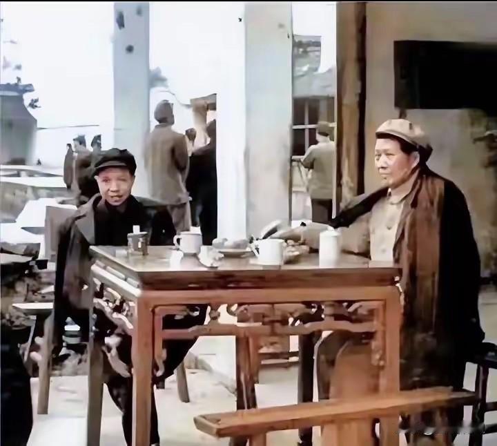 毛主席下馆子这张老照片拍摄于1954年3月14日，毛主席到浙江考察期间，在