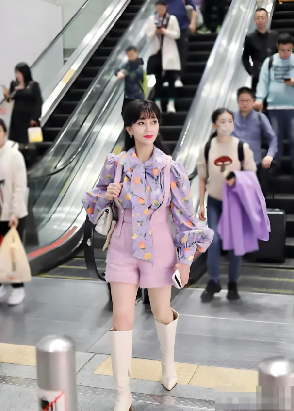 放眼整个娱乐圈，估计也只有她一个人敢这么穿衣服，都是70多岁的人了，这状态，颜值