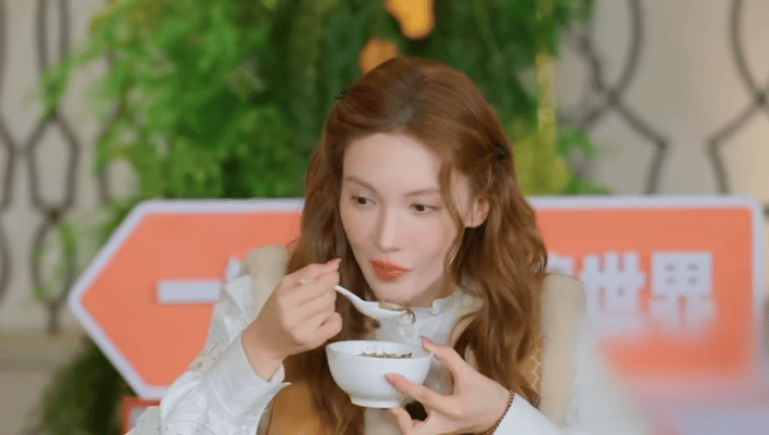 金晨急的在嘴里炒了一遍菜《现在就出发》金晨吃茄子焖饭太真实了！端碗喊“这是我的”