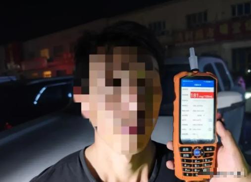 “太离谱”福建有一保安，上班时擅离职守，陪妻子外出饮酒。返程时，他醉酒驾驶摩托，