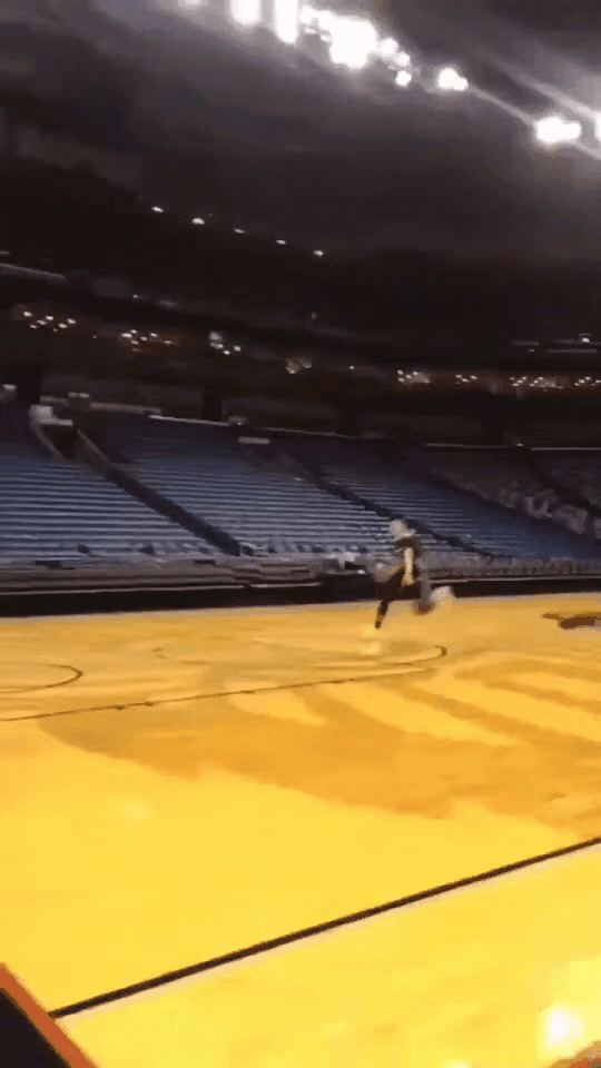 拉文的罚球线一步空中360转体扣篮。就这拿到扣篮大赛上，妥妥的满分、扣篮冠军。