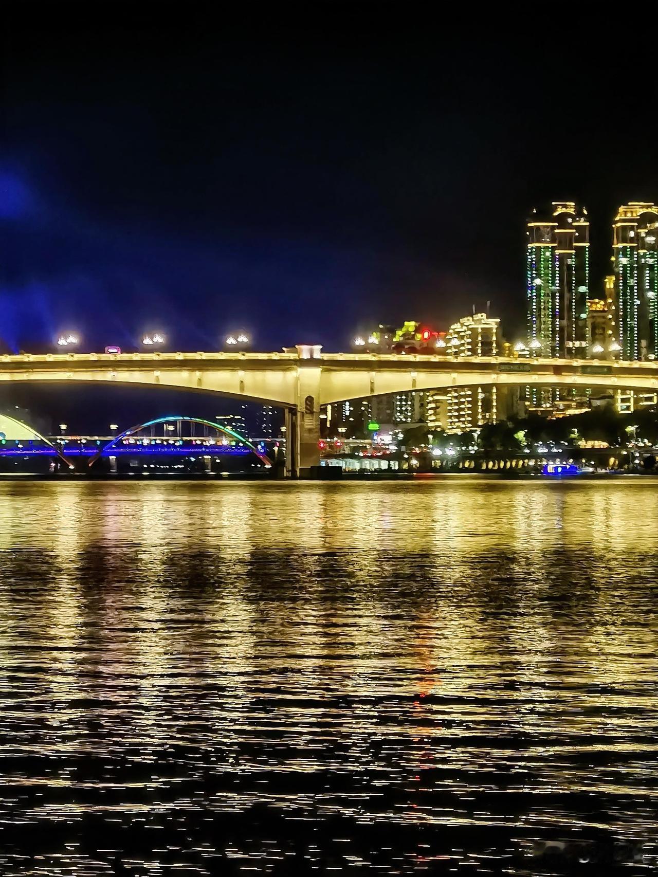 我拍到最美的夜景就在鹤城欧江。这里一江穿城，波光粼粼的江水在灯光映照下，像一条灵