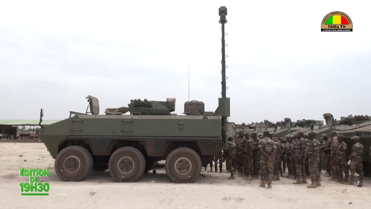 马里军队装备的VN-22装甲车，似乎是侦察车，配备有桅杆式光电装置