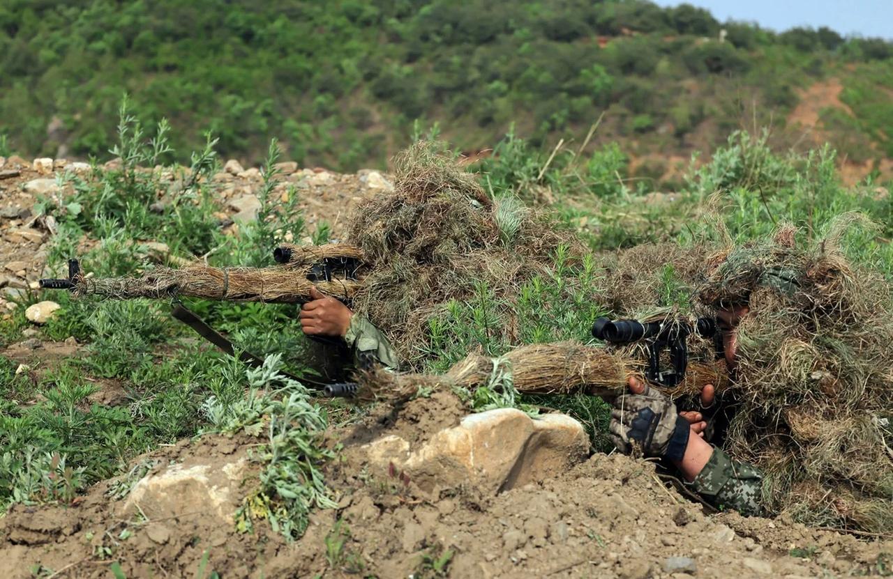 [呲牙笑]朝鲜人民军的某型狙击步枪——看上去像是苏联SVD狙击步枪，但枪口