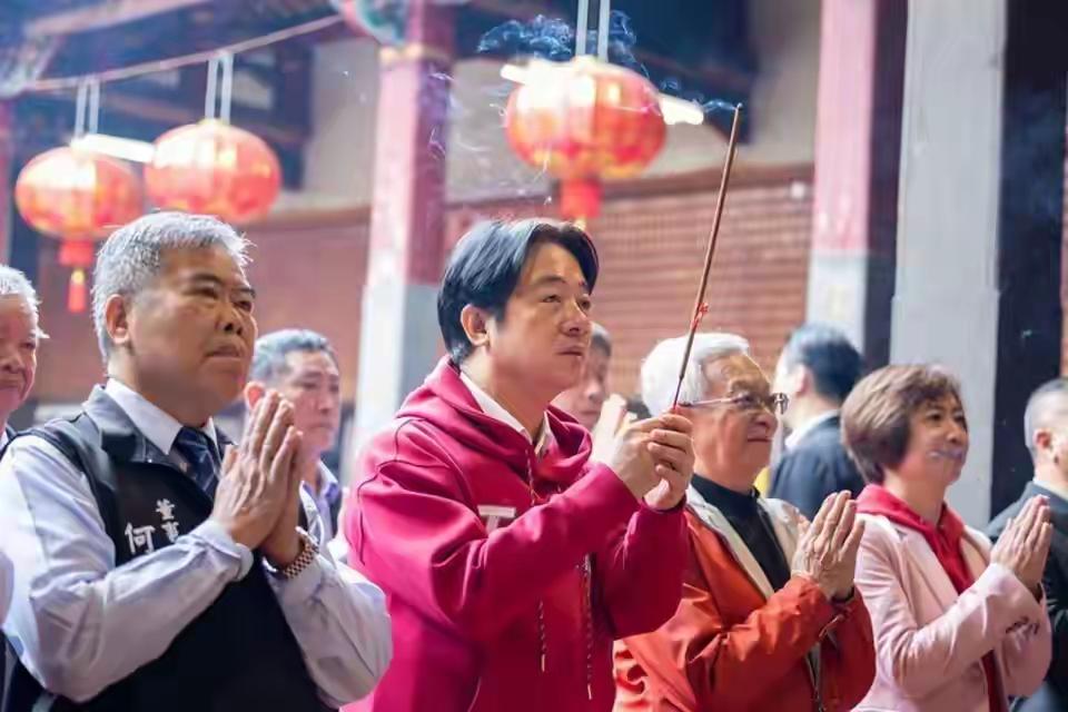 赖清德连参香都不忘意淫他的“台湾国”？2月17日，赖清德在台北市龙山寺参香时表示