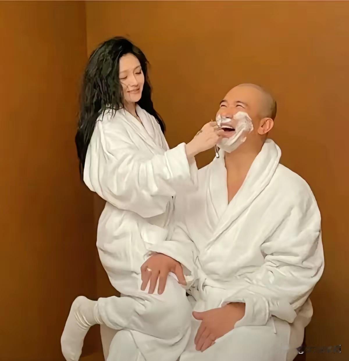 大S离婚两个月和具俊晔登记结婚，然后晒出多张和具俊晔的结婚照，说没有刺激汪小菲的