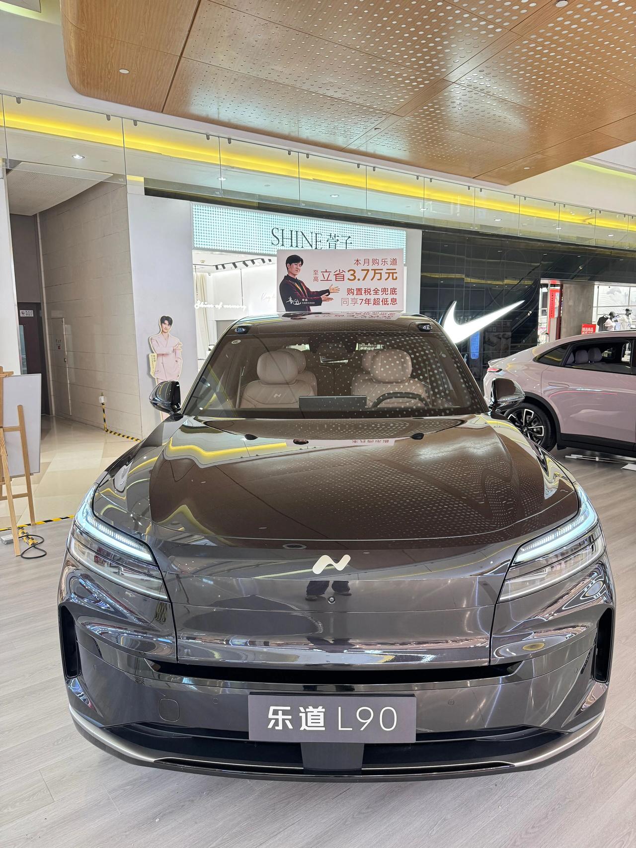 乐道L90，这车真大，外观看起来很霸气逛商场偶遇乐道L90，这大家伙往那儿一停，