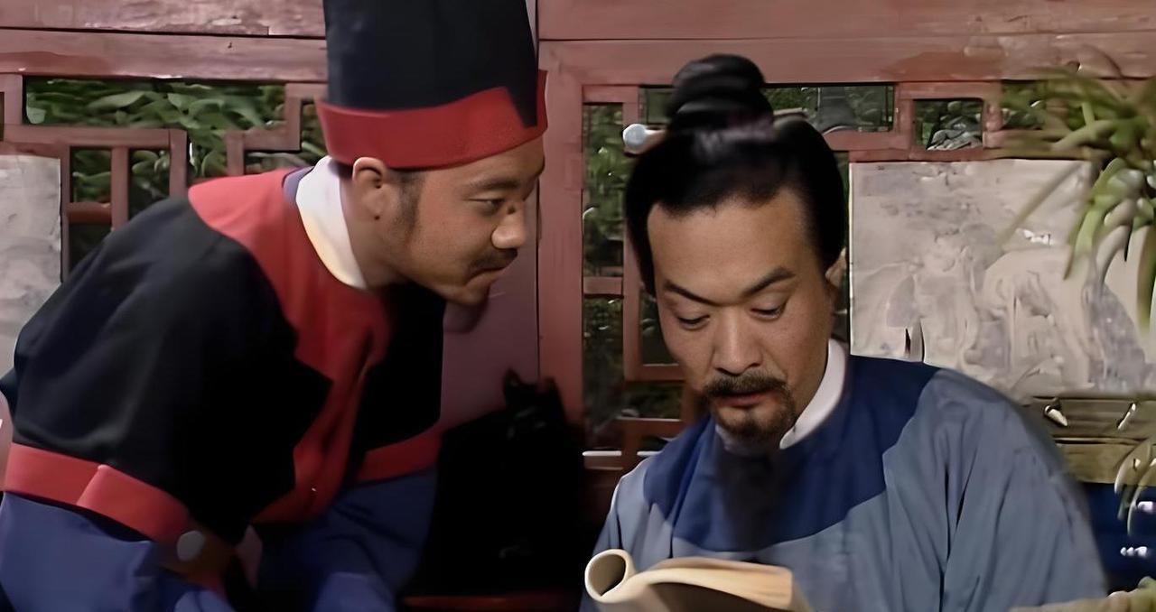 我们读《红楼梦》往往只顾着看宝黛爱情，却忽略了曹雪芹藏在书里的一把锋利匕首——贾