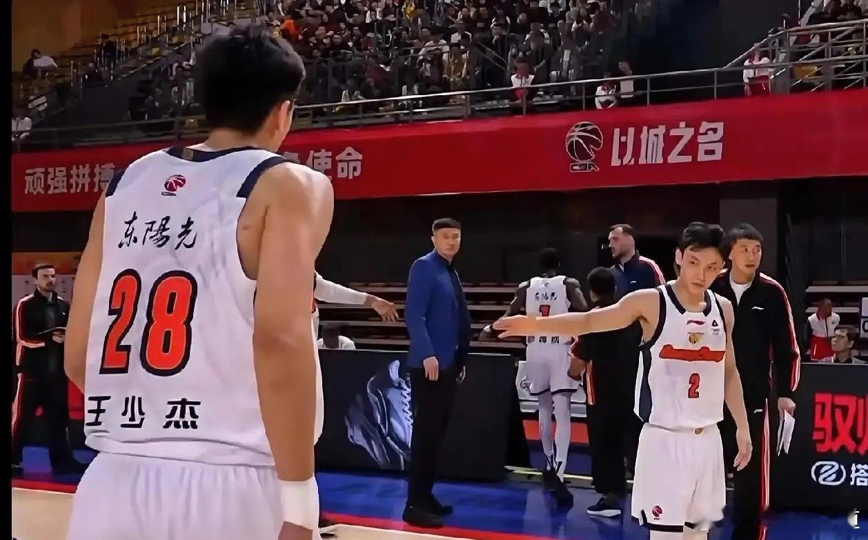 广东宏远93:85广州龙狮，豪取5连胜，对广东队员打分评价如下:1，徐杰9.7分