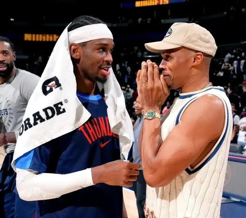威少岌岌可危啊前NBA球员帕金斯今天在一档节目中谈到了亚历山大，他说：“如果他
