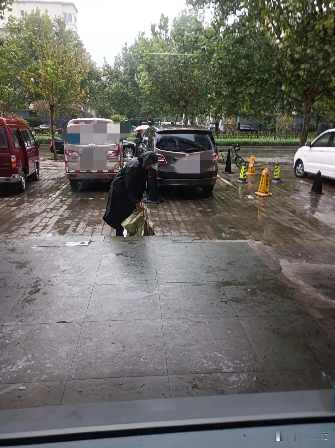 可怜之人必有可恨之处今天有一个扫大街的老人来借厕所，由于这个店属于房东烧烤店