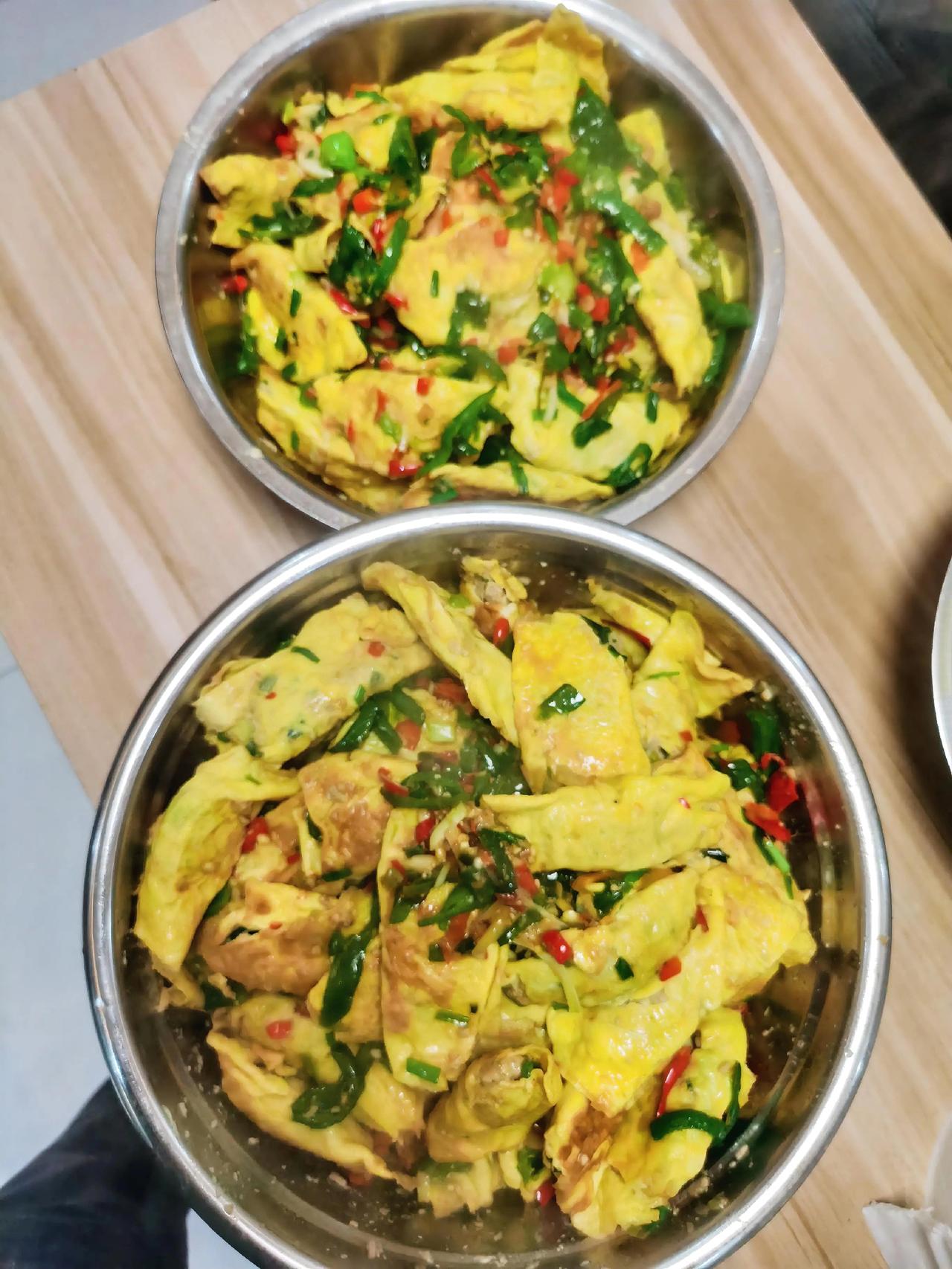 今日食堂菜谱：蒸蛋饺苦瓜炒肉萝卜粉条汤。为了不被饿肚子，挣点生活费的日