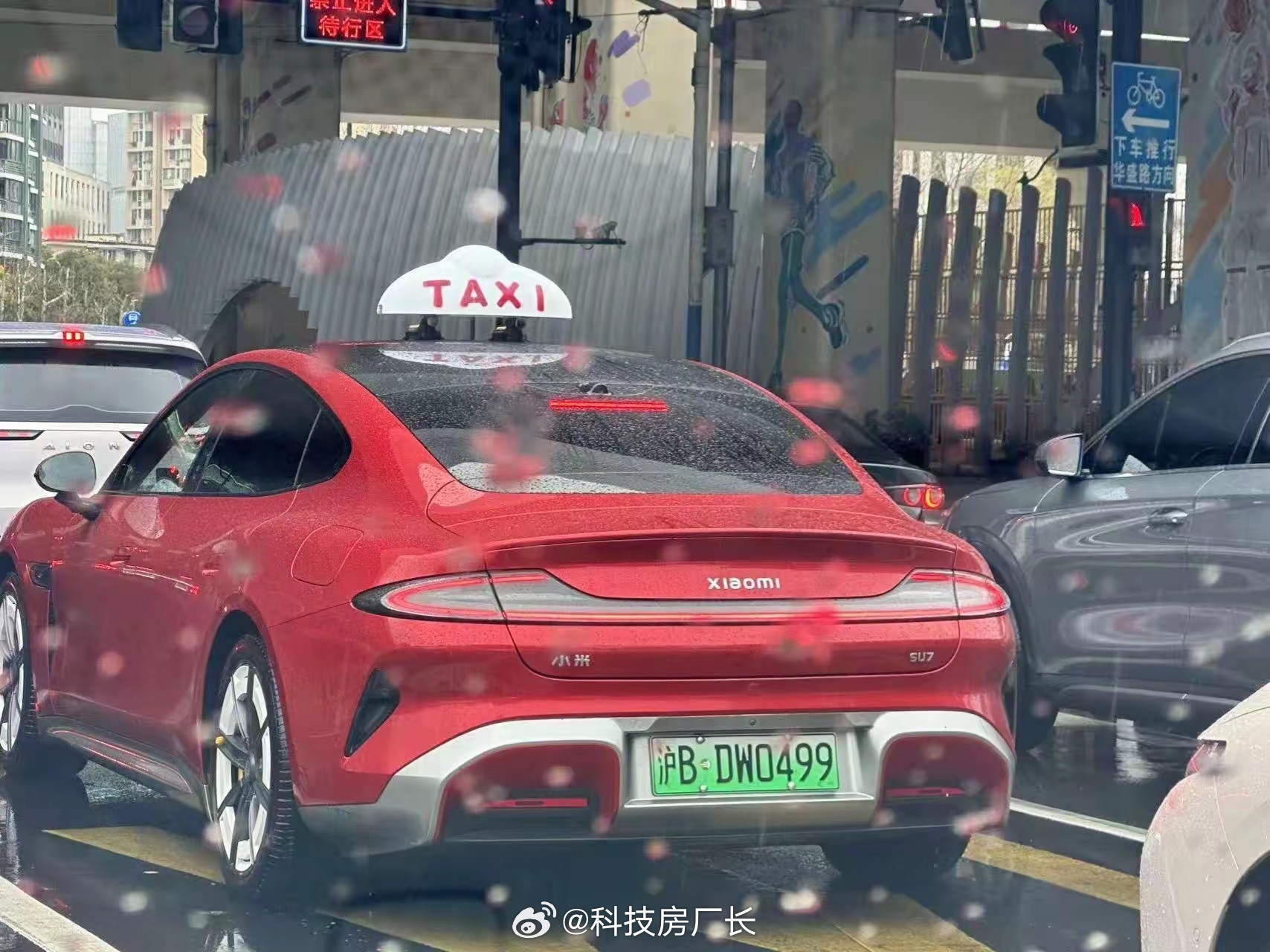 上海目前唯一的一台小米SU7出租车，起步价16，我看他开了一个多月了，目前赚了有