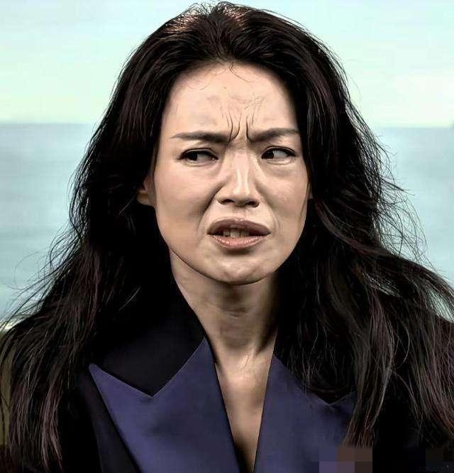 舒淇的生图曝光：胖瘦合度，发量惊人，眉心皱纹深刻，下巴崎岖不平，法令纹明显，鞍鼻