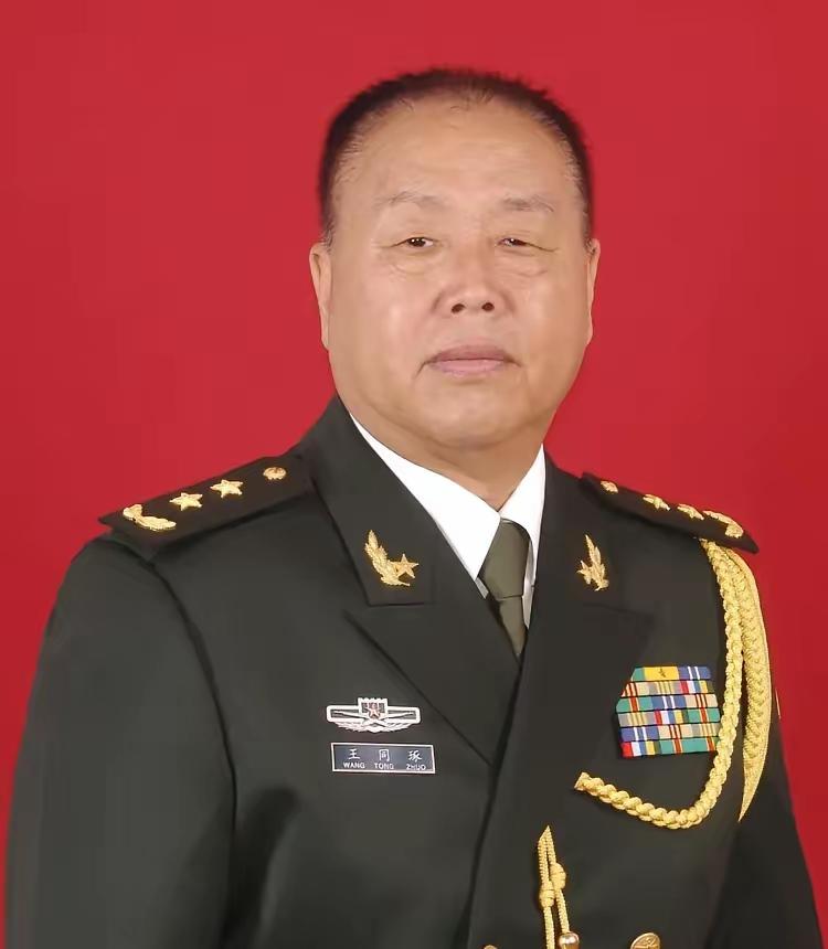 1964年全军大比武的赛场上，一个山东小伙子用尽全力掷出的手榴弹，不仅打破了全军