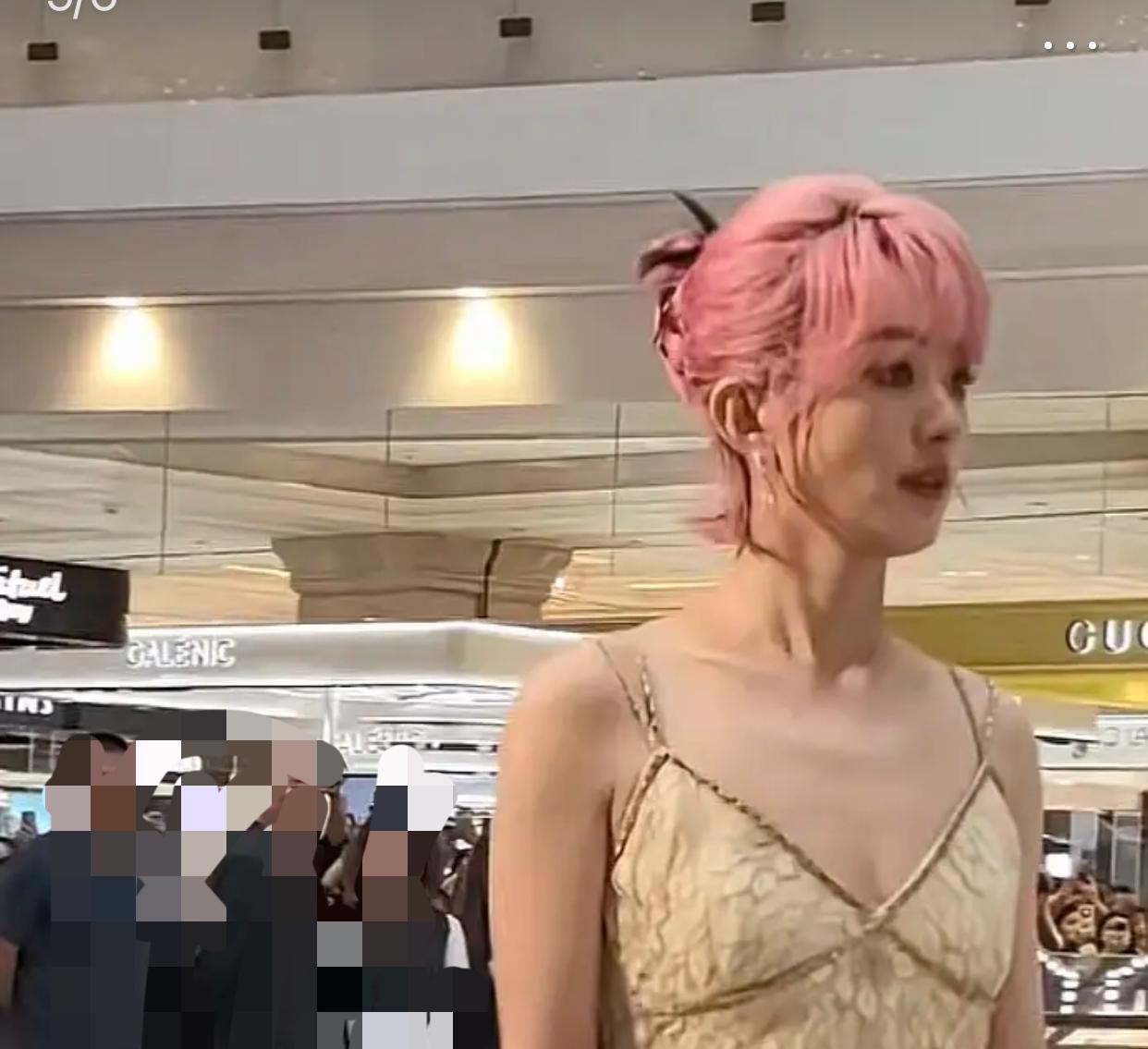 “算你妹！”最近，赵丽颖的言行举止似乎渐渐告别了从前给人留下的乖乖女印象