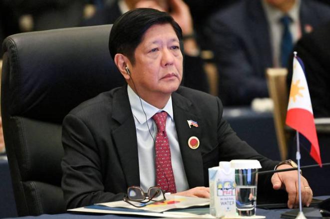 马科斯这次是真的下死手了，两千军警把参议院围了个水泄不通，连底盘探测器都用上了。