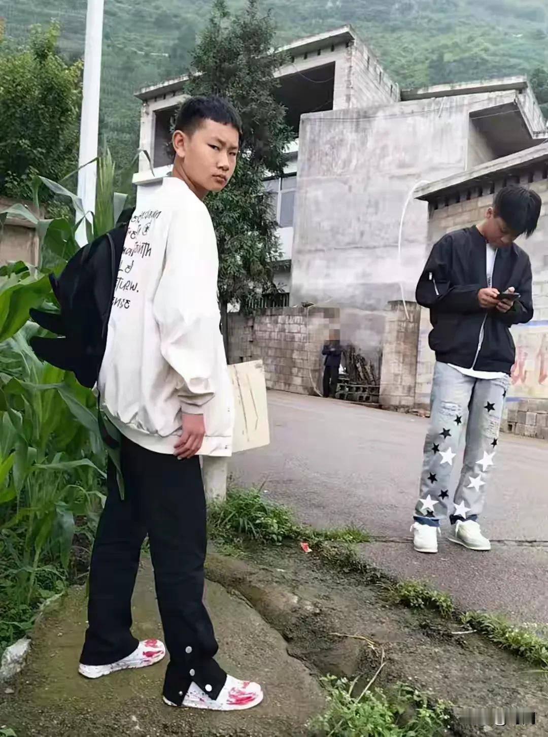 贵州两名骑车外出失联20天的两少年被找到，均已遇难。11月6日，贵州毕节市大方县