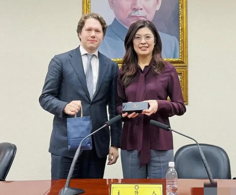 郑丽文回台湾就向美国人表态，有没有搞错啊？郑丽文访陆返回台湾第二天，也就是4